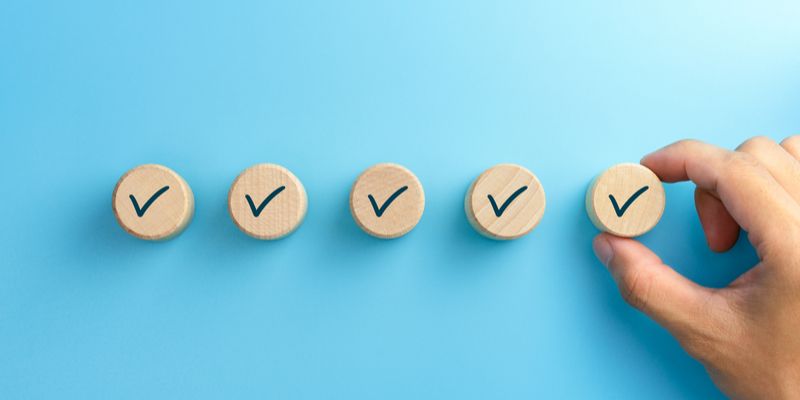 残業する社員を「頑張っている」と評価するのは違法? 今どきの人事評価のポイントを解説